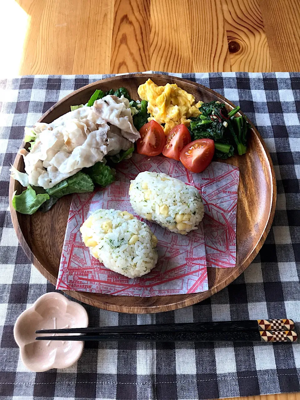 たぬきおにぎり、冷しゃぶサラダ、スクランブルエッグ、菜の花ペペロンチーノ|sayaさん