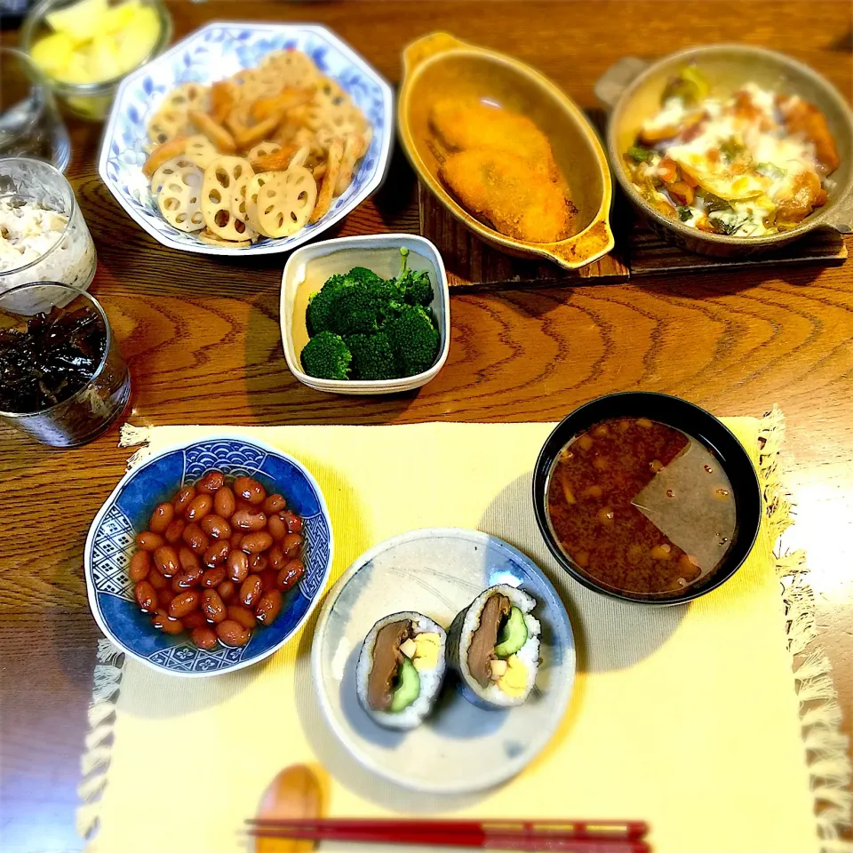 Snapdishの料理写真:恵方巻残り、蓮根と野菜天のキンピラ、
ナメコ汁、金時豆、イワシ大葉フライ、
ブロッコリー、チーズダッカルビ、|yakinasuさん