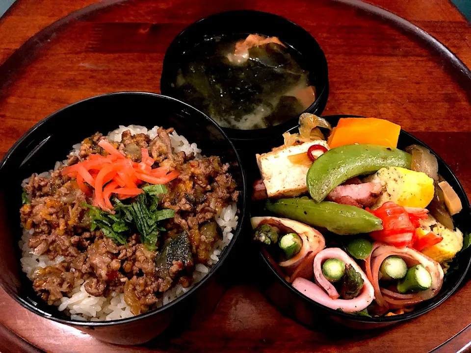 本日の息子弁当🍱麻婆茄子丼🍆アスパラハムチーズまきまき🧀🥓生揚げとネギ煮付け🥘スナップえんどうとベーコン炒め🥓厚焼き卵焼き🥘カボチャの煮物🎃仙台麩入りみそ汁🍜きゅうり味噌漬け🥒 #息子弁当  #サーモスランチジャー  #麻婆茄子丼  #アスパラチーズ焼き  #ハム #厚焼き卵 #かぼちゃの煮物  #仙台麩  #みそ汁 |Yukie  Toriseさん