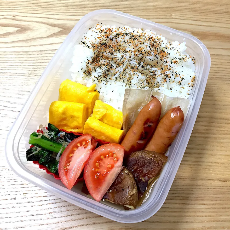 月曜日の旦那さんのお弁当☺︎ #お弁当記録  #卵焼き  #ウインナー  #小松菜とじゃこ炒め  #しいたけのソテー  #トマト|むさけんさん