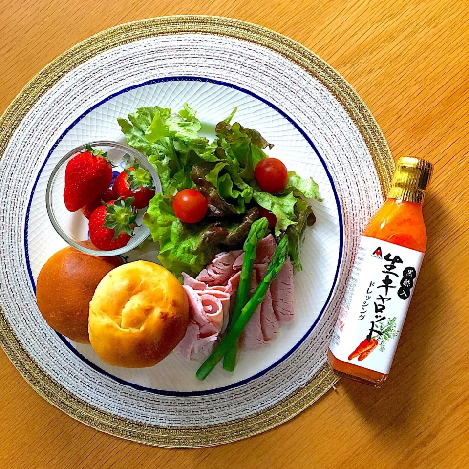 Snapdishの料理写真:朝ごはんを食べよう🥕生キャロットドレッシングで朝サラダ🥗🐰🥕|あしゃぱんさん