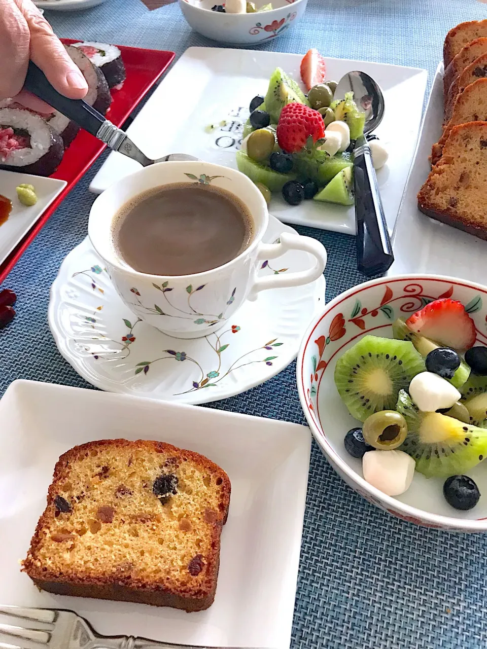 フルーツサラダ🥗🥭と
フルーツケーキで🍰
コーヒー☕️
ブレックファースト💕💕💕💕👍
ブランチか👍❣️|シュトママさん