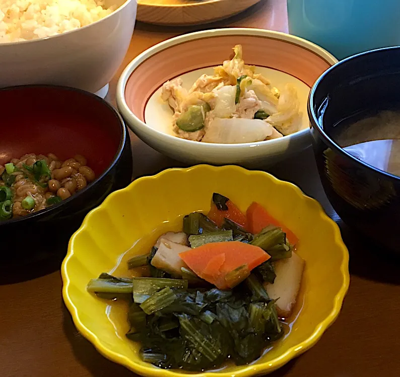 Snapdishの料理写真:アル中病棟の朝ごはん☀️☀️☀️19日目
麦ごはん🍚  みそ汁（玉ねぎ）  なめたけ納豆  梅肉和え  青菜のさっと煮🥬|ぽんたさん