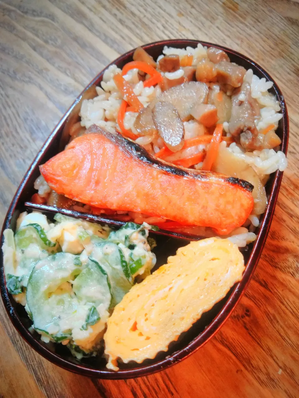 Snapdishの料理写真:今日のお弁当
・鶏ごぼうの混ぜご飯
・塩鮭
・だし巻き卵
・胡瓜ポテサラ|akiさん