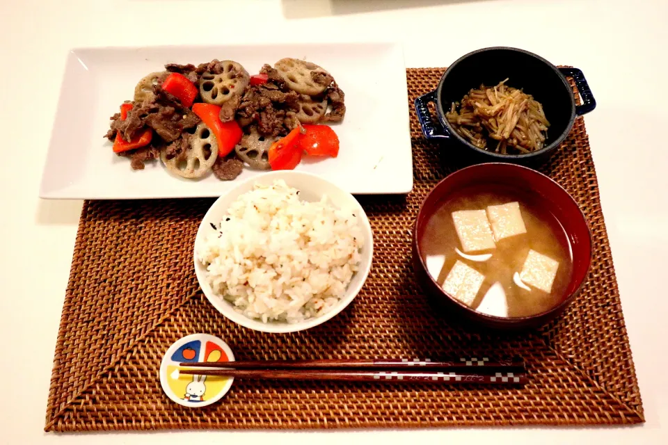 Snapdishの料理写真:今日の夕食 牛肉とれんこんのナンプラー炒め、えのきのなめ茸、麦ご飯、高野豆腐とわかめの味噌汁|pinknari🐰🌈さん