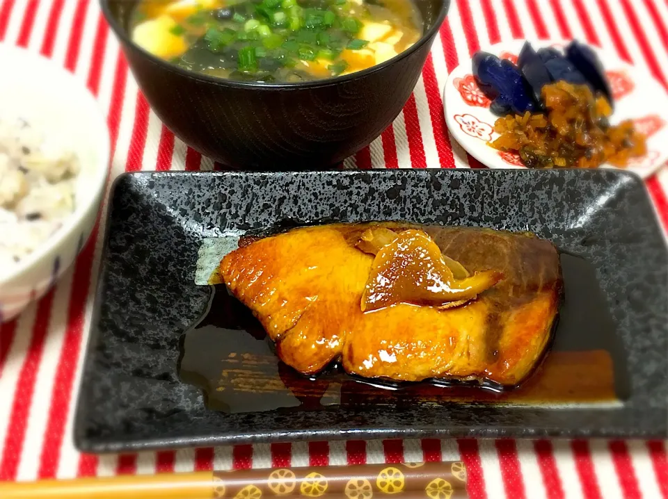 今日の夕飯🍚ブリの照り焼き|琥珀さん