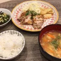 Snapdishの料理写真:#はちみつ入生姜焼き #たまごスープ #もずくと胡瓜の和え物 #アラサー飯。|MIZUKI。さん