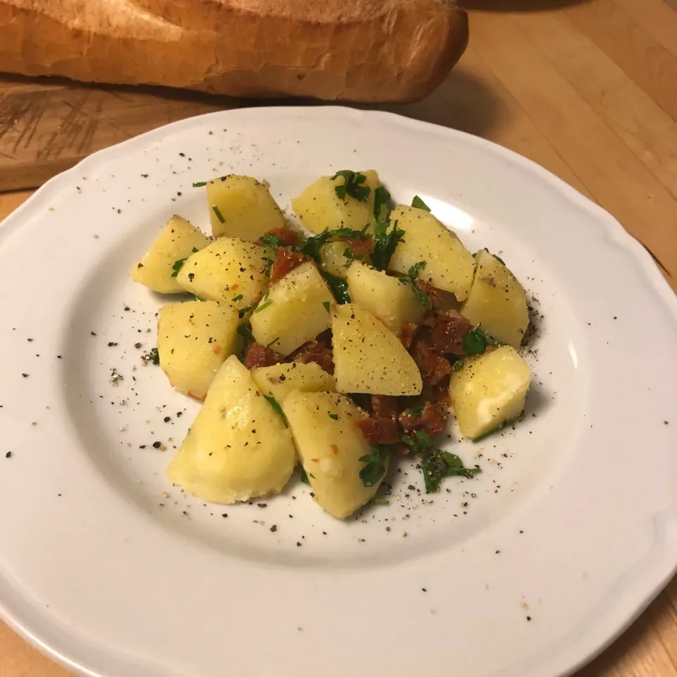 Snapdishの料理写真:Insalata di patate con Pomodori Secchi e acciughe|Takeshi Kuraishiさん