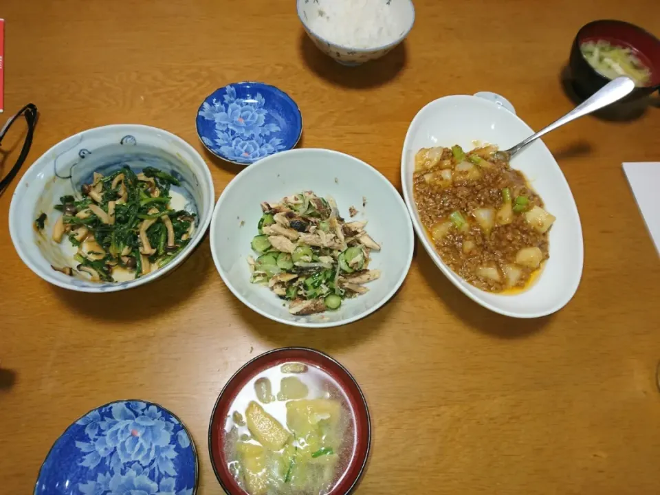 今日の夕飯
・かぶの麻婆
・鰯塩焼ときゅうりの甘酢
     (レモン風味)
・菊菜とシメジのピーナッツ和え
・白菜と油揚げの味噌汁|にあさん