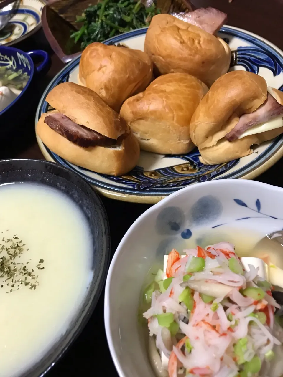 Snapdishの料理写真:2月4日晩ご飯。チャーシュー&チーズパン、ほうれん草の胡麻和え、あんかけとうふ、じゃがいものポタージュ。|あやさん