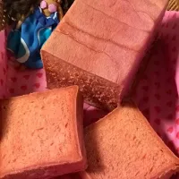 Snapdishの料理写真:ピンクのヨーグルトパン🍞大成功?