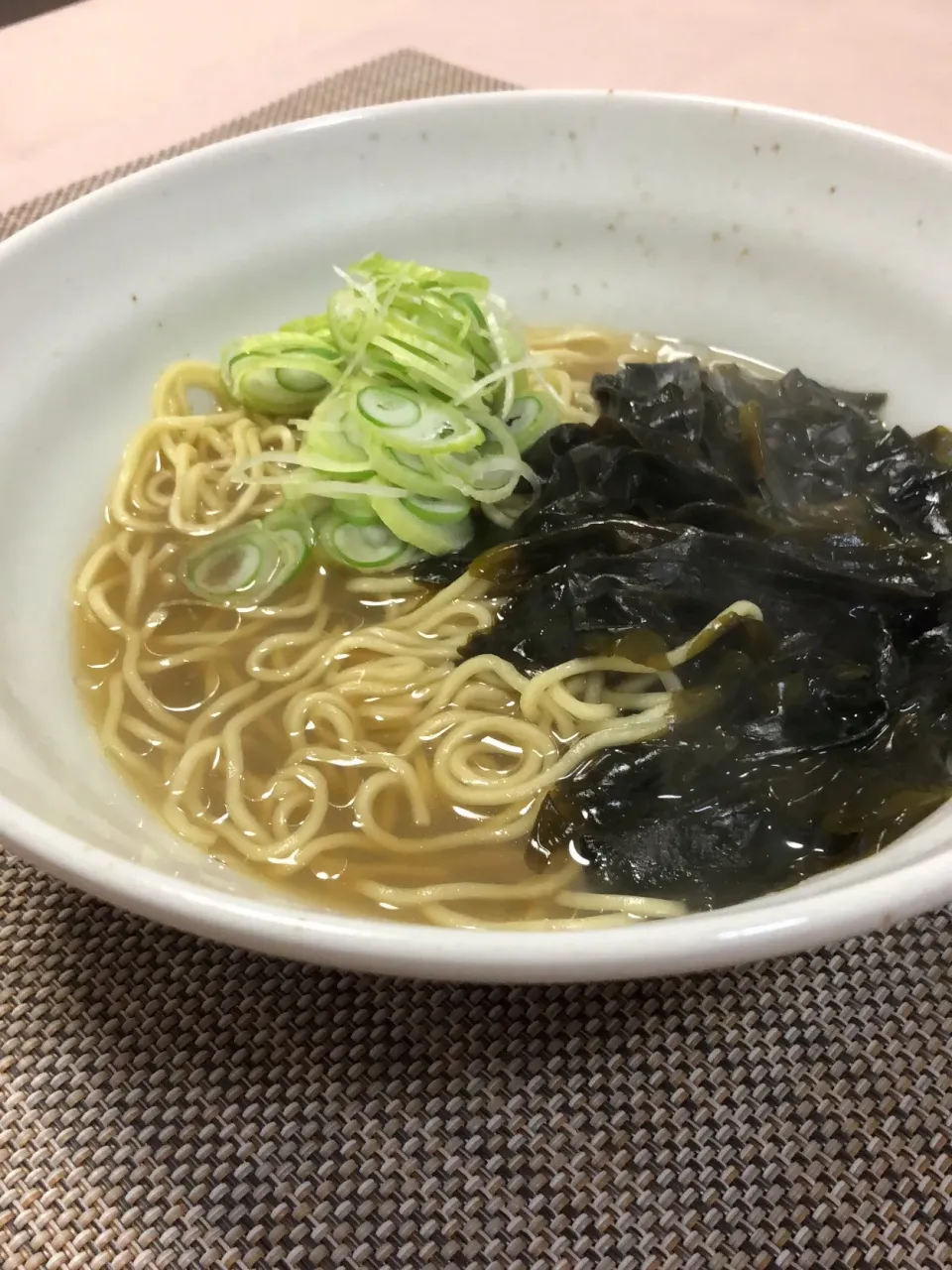 Snapdishの料理写真:アサリとワカメの酒蒸しのスープにネギ油を加えて潮ラーメン|Fuji's kitchenさん