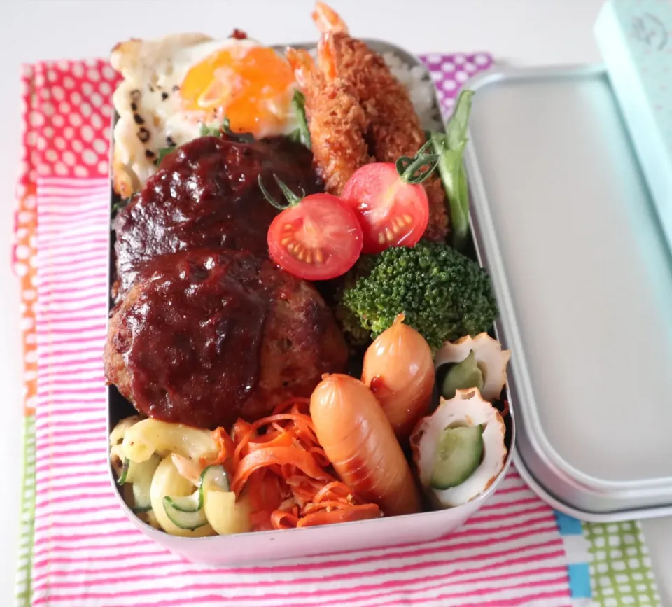 中学生男子弁当🍱
ハンバーグとエビフライ弁当🍤|なかじー。さん