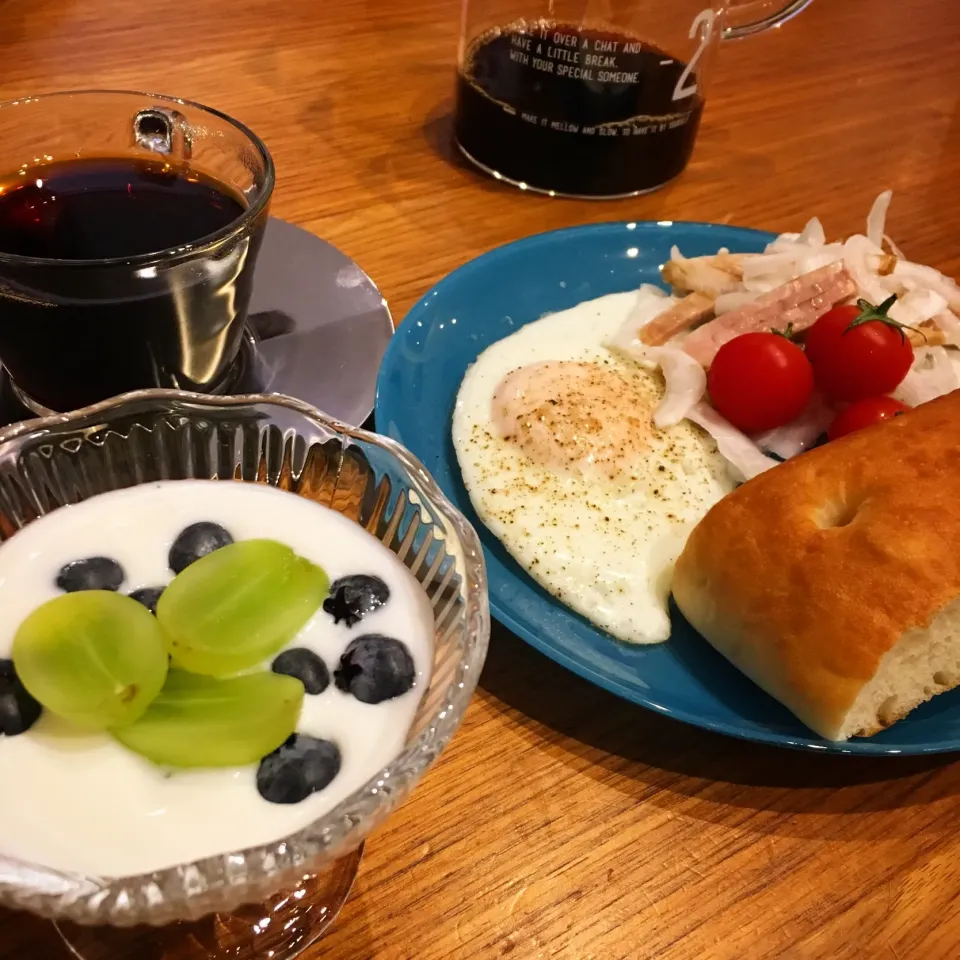 Snapdishの料理写真:目玉焼きすぎ🍳あさごはん|くろあおさん