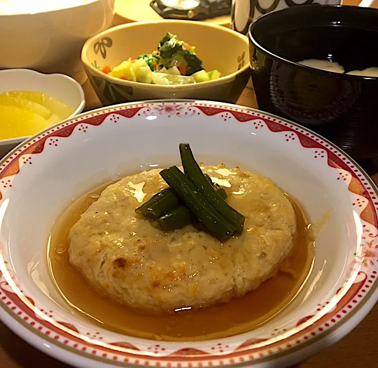 アル中病棟の晩ごはん⭐️⭐️⭐️
ごはん🍚  清し汁（ 花麸）  照り焼きハンバーグ  菜花の和え物  パイナップル🍍|ぽんたさん