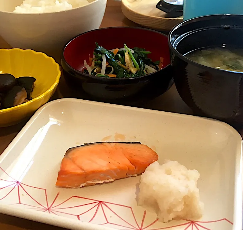 アル中病棟の朝ごはん☀️☀️☀️20日目
ごはん🍚  みそ汁（白菜）  焼き魚（鮭）🐟  酢の物  しいたけ甘煮|ぽんたさん