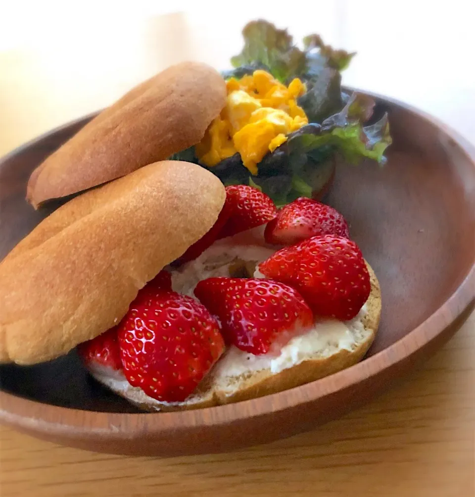 朝ごはんを食べよう🥗ベーグルサンドで朝ごはん🍓🥯🥬|あしゃぱんさん