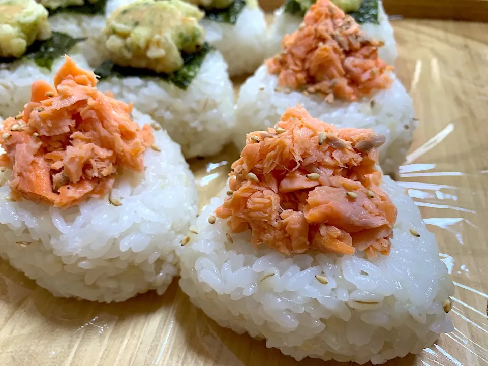 Snapdishの料理写真:もち麦ごはん🍚 銀鮭にぎり & 鱧入ちくわの磯辺天にぎり|kiusoudaiさん