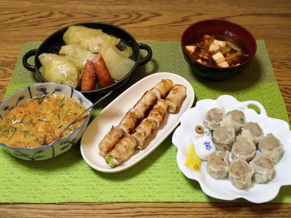 ロールキャベツ・大根と豆腐しめじのお味噌汁・崎陽軒のシウマイ・ネギの豚巻き・めかぶキムチ納豆|美也子さん