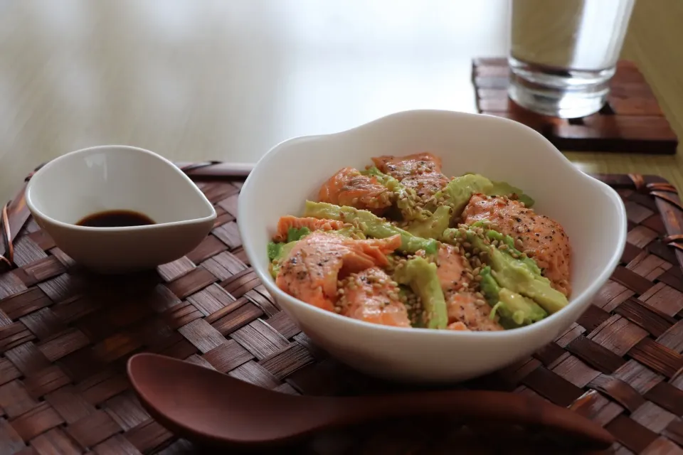 アボカドサーモン丼🥑🐟|manamaruさん