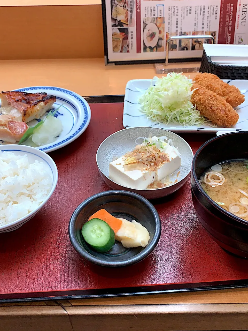 Snapdishの料理写真:赤魚粕焼き/広島産カキフライ/冷奴/味噌汁|山内博之さん