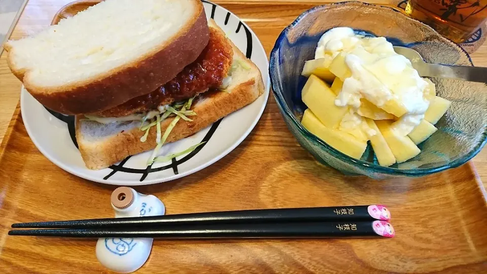 お昼ごはん🍞🍎🍯|しまだ ちえこさん