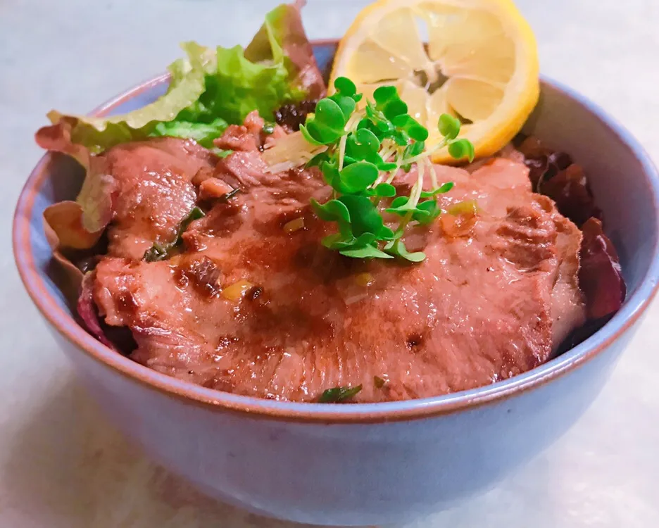 箸が止まらない！牛タンねぎ塩丼|かっちゃん杉さん