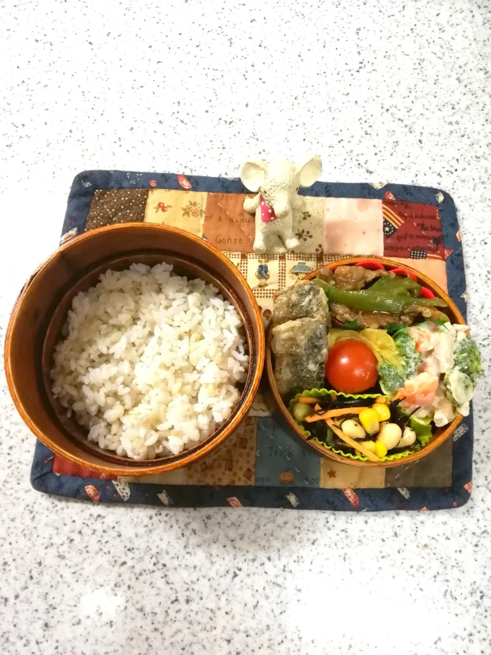 今日のお弁当😄

もち麦ごはん、秋刀魚の竜田揚げ、青椒肉絲、鶏肉と野菜のクリーム煮、ひじきとお豆のサラダ、カレー酢玉ねぎ、ミニトマト|naonaomimichanさん