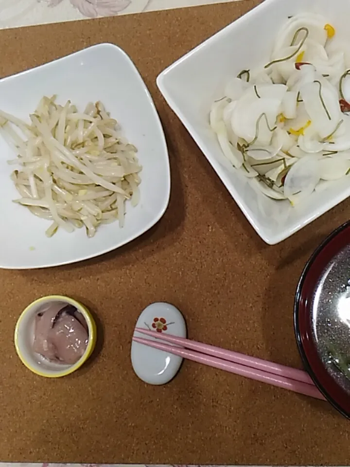 もやしの生姜和え
蕪の甘酢漬け
美味しい塩辛（旦那のをこっそり）
蕪の葉の味噌汁|たえさん