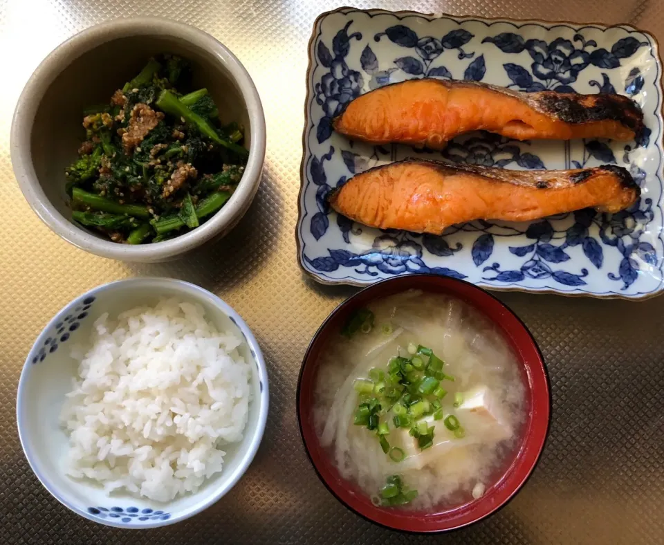 ある日のランチ  
ご飯と 味噌汁 シャケと 菜の花のごま|ブンタさん