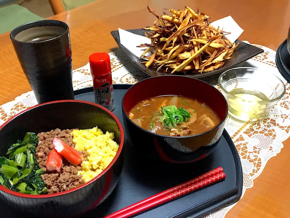 三色丼と豚汁定食🍀

#夕飯#三色丼#豚汁|makoさん