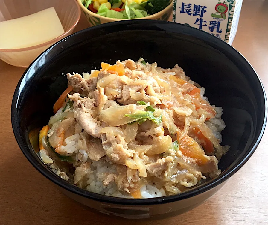 アル中病棟の昼ごはん☀️☀️🔆
豚肉の味噌炒め丼🐷  カラフルサラダ🥗  洋梨ゼリー🍐  牛乳🥛|ぽんたさん