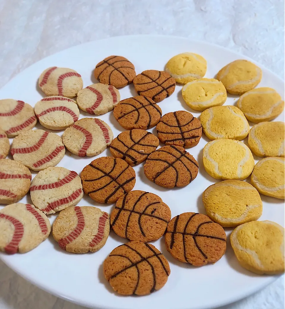 Snapdishの料理写真:野球ボール、バスケットボール、テニスボールのアイスボックスクッキーを作りました⚾️🏀🎾|izuyoさん