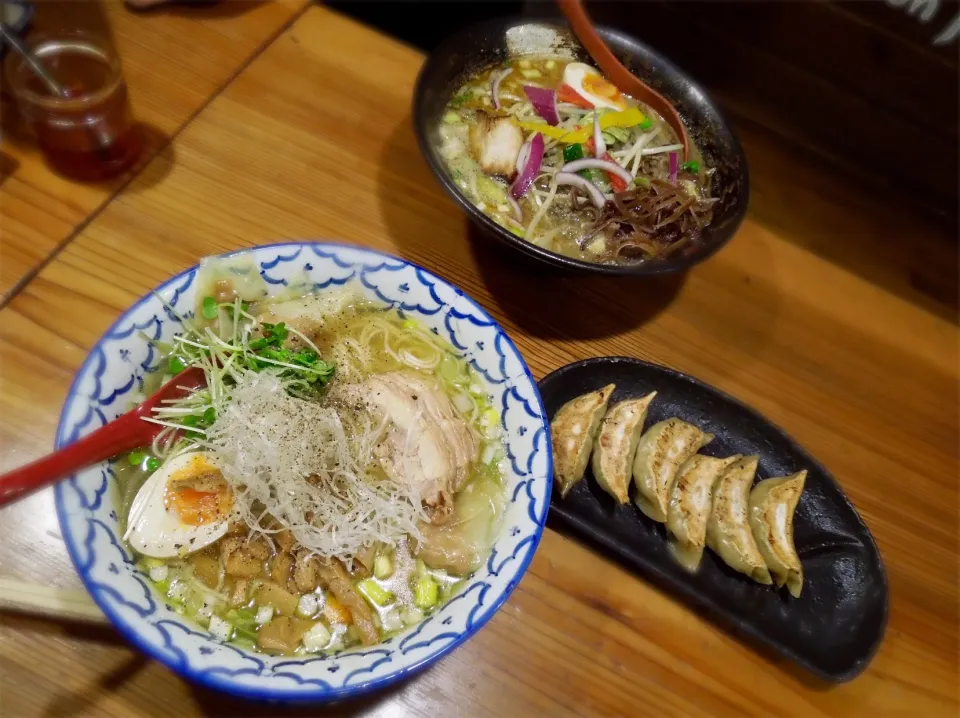 鳥塩ワンタン麺と野菜たっぷり味噌らーめんに餃子をつけて|Takeshi  Nagakiさん