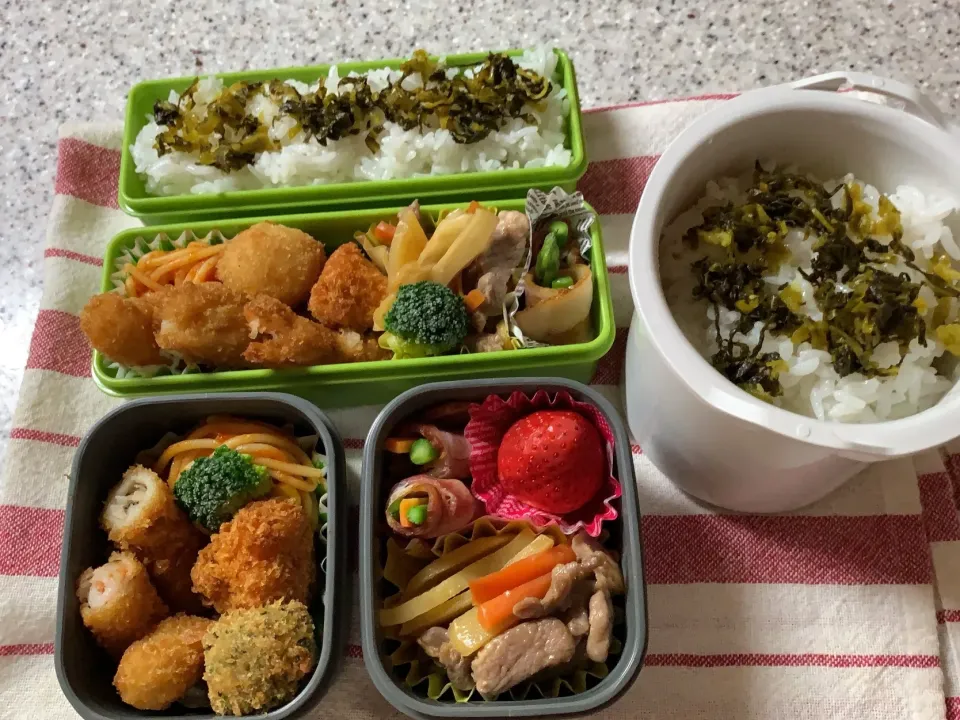 #部活男子お弁当。姉おまけ弁当。海老フライ、ナポリタン、豚肉とじゃがいものオイスター炒め。アスパラベーコン巻き。じゃがいもフライ。#お弁当|yukaさん