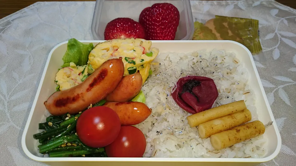 Snapdishの料理写真:2/6のお弁当
カニかま入り卵焼き
ほうれん草ごま和え
ウインナー
イチゴ|卯月さん