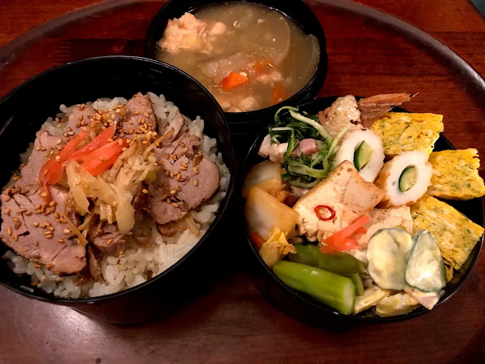 本日も息子弁当🍱自家製チャーシュー丼🍜厚焼き卵🥚鮭ハラス焼き🐠小松菜🥬とベーコン炒め🥓白菜炒め🥬マカロニサラダ🥗生揚げ煮付け🥘アスパラ🥒鳥ごぼう汁 #snapdish  #macaroni  #息子弁当  #サーモスランチジャー  #チャーシュー弁当  #厚焼き卵  #鮭  #小松菜  #ベーコン  #白菜 #生揚げ |Yukie  Toriseさん