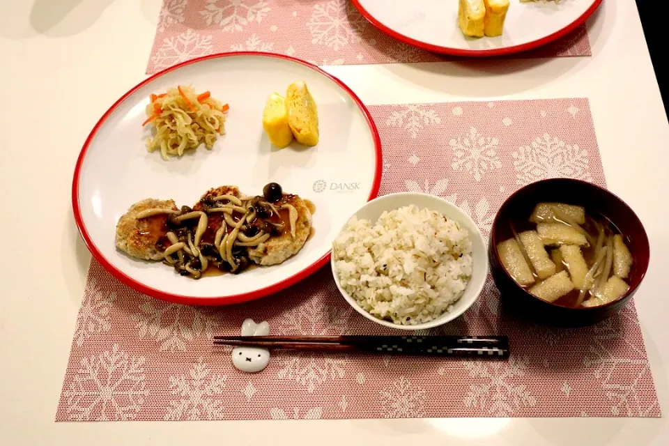 Snapdishの料理写真:今日の夕食 きのこあんかけ豆腐つくね、切り干し大根の煮物、塩麹卵焼き、麦ご飯、もやしの味噌汁|pinknari🐰🌈さん