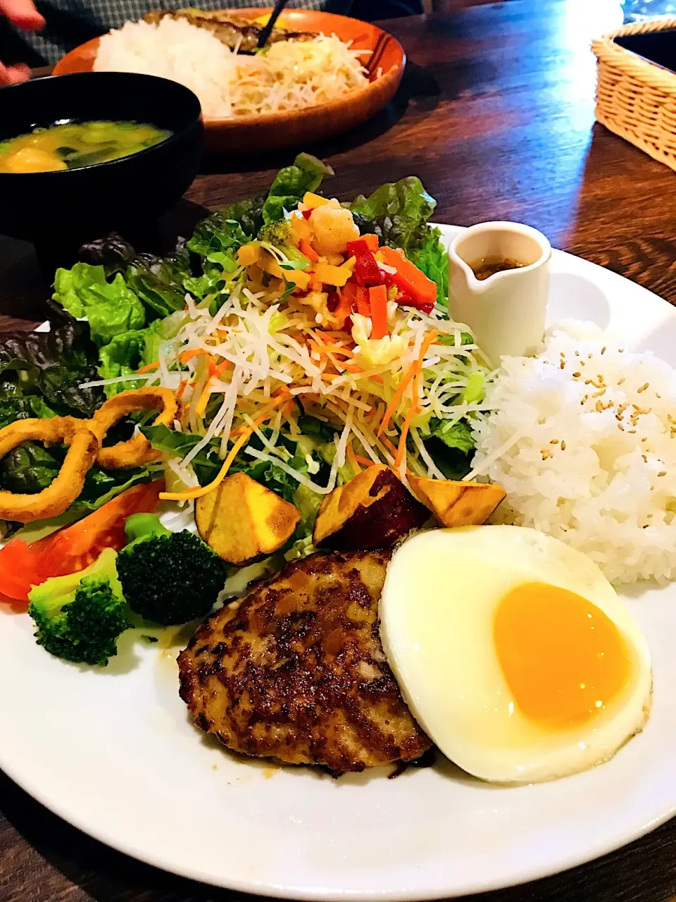 Snapdishの料理写真:ひさしぶりにびっくりドンキーに来ました。
ランチ限定プレートはサラダ山盛り🥗|ちはるさん