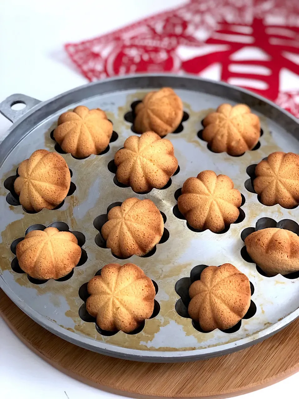 Kuih Bahulu - traditional mini egg sponge cake usually baked during Chinese New Year|12Dragonさん