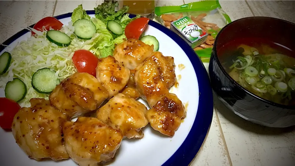 今日の男飯(*･ω･)鶏胸肉のハニーマスタードソテー&大根と大根葉とワカメの味噌汁...♪*ﾟきゅうりで北斗七星(笑)|ひーちゃんさん