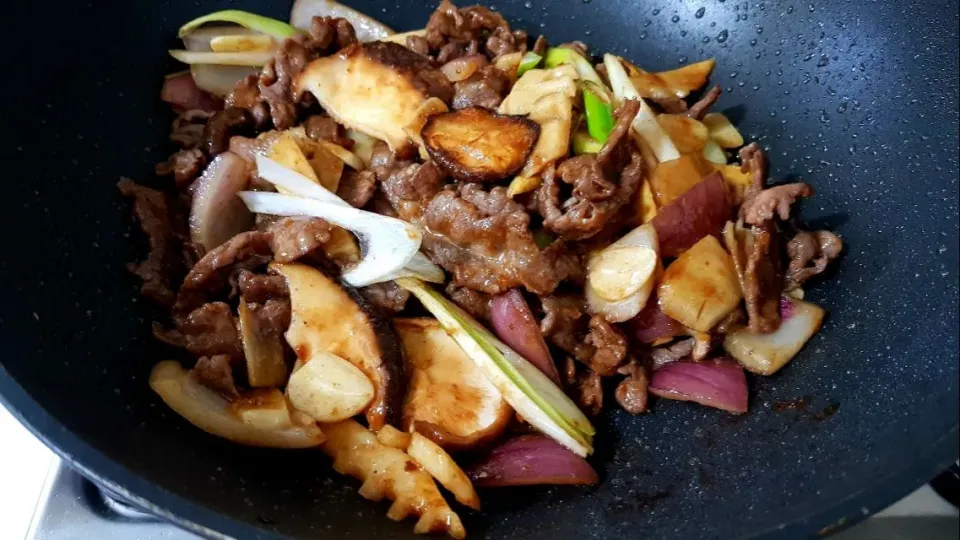 stir-fried beef with bamboo shoot and shiitake mushroom|steven z.y.さん