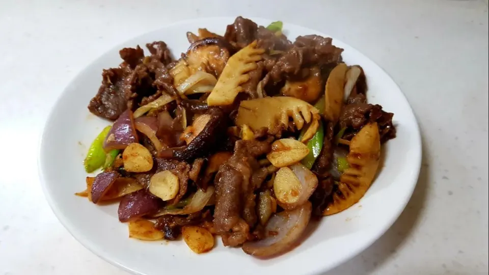 stir-fried beef with bamboo shoot and shiitake mushroom|steven z.y.さん