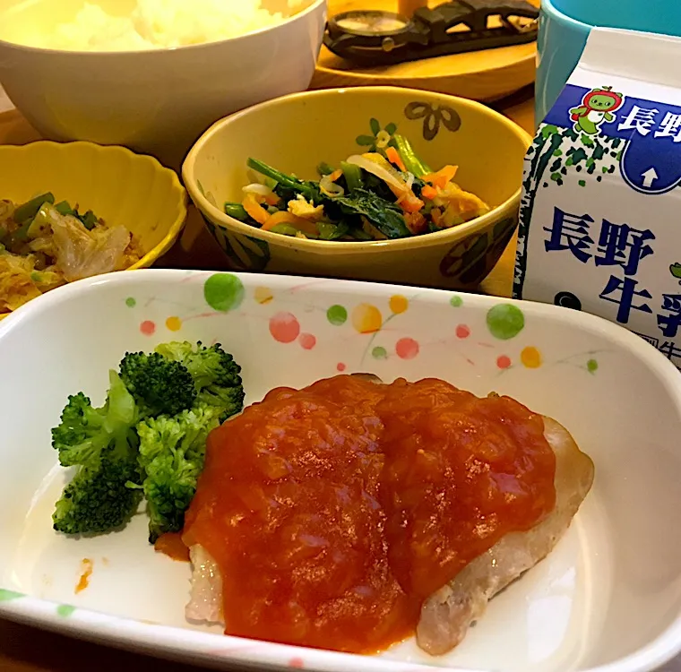 Snapdishの料理写真:アル中病棟の昼ごはん☀️☀️☀️
ごはん🍚  鶏肉のチリソース🐔ｺｹｯ  ねぎ風味和え  山菜浸し  牛乳🥛|ぽんたさん