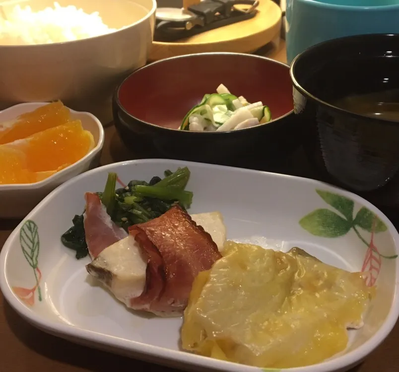 アル中病棟の晩ごはん⭐️⭐️🔆
ごはん🍚  根菜汁🥕  メカジキの二色焼き  れんこんサラダ  オレンジ🍊|ぽんたさん