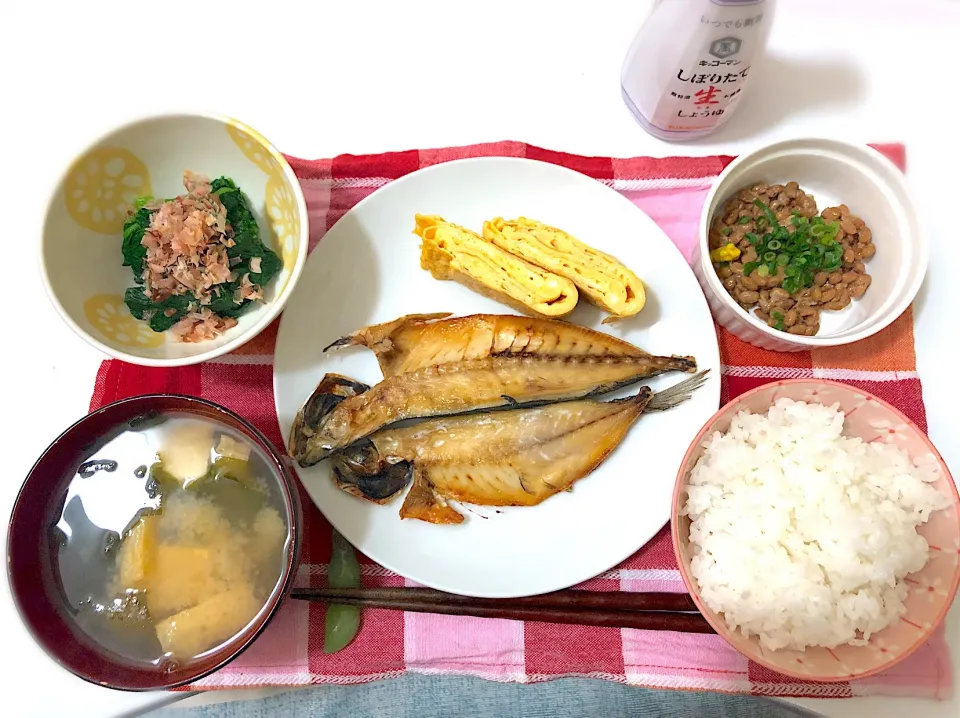 アジの開き、卵焼き、ほうれん草のおひたし、納豆、揚げと豆腐とワカメの味噌汁|kyoさん