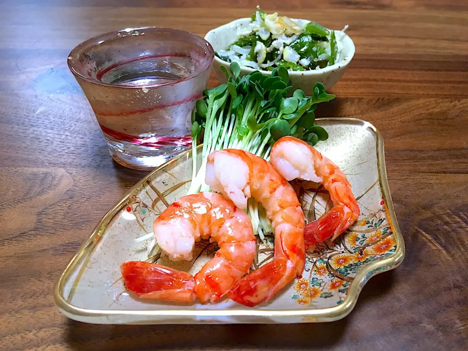 勝手にちょびちょび魚介祭①🦐🌿
海老とワカメで先付🌙|ぱぴこ家さん