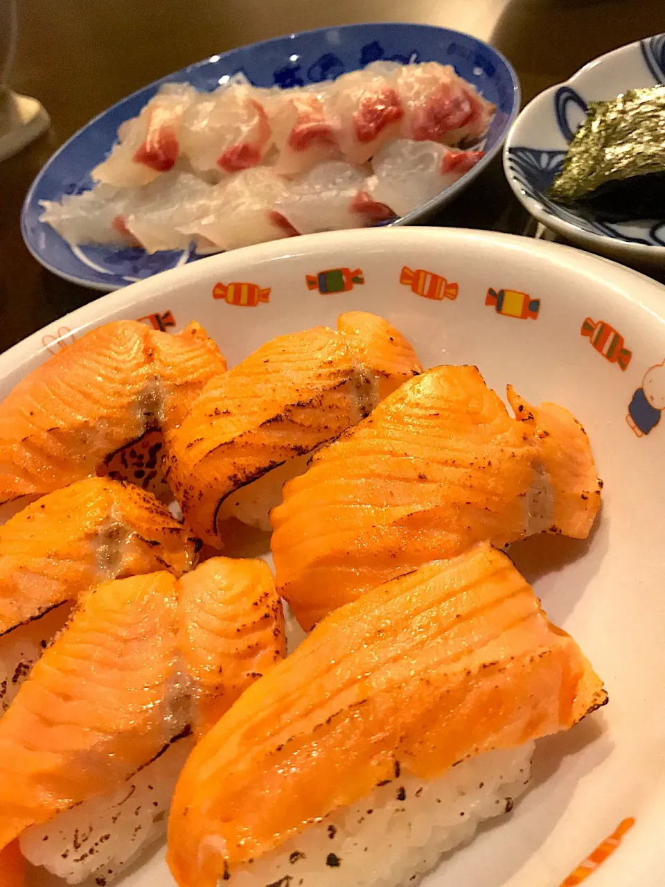 Snapdishの料理写真:炙りサーモン寿司🍣  真鯛のお刺身  焼き海苔|ch＊K*∀o(^^*)♪さん