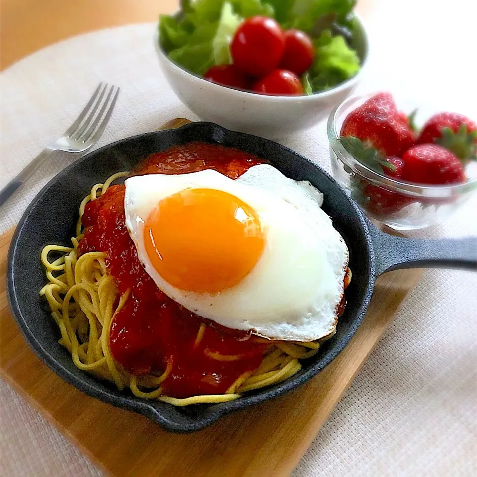 朝ごはんを食べよう🍳 低糖質麺デリカーボを使ったトマトソースパスタ(目玉焼き乗せ)で朝ごはん🍝スキレットでアツアツ長持ち🍳😆|あしゃぱんさん