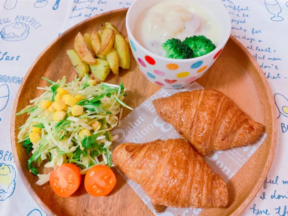 Snapdishの料理写真:ミニクロワッサン🥐チョレギサラダ🥗ニョッキ🥘アンチョピポテト🍟|nacchan♪さん